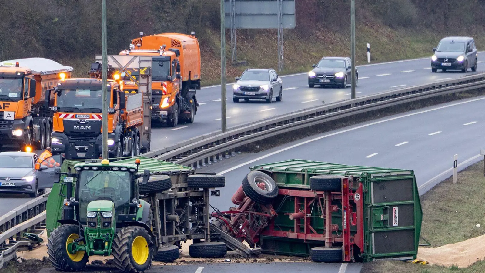Der Fahrer des Gespanns wurde bei dem Unfall leicht verletzt, wie die Polizei mitteilte. (Foto: Heiko Becker/HMB Media/dpa)