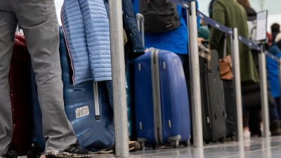 Das Handgepäck kann bei manchen Fluglinien Zusatzkosten verursachen. (Foto: Sven Hoppe/dpa)