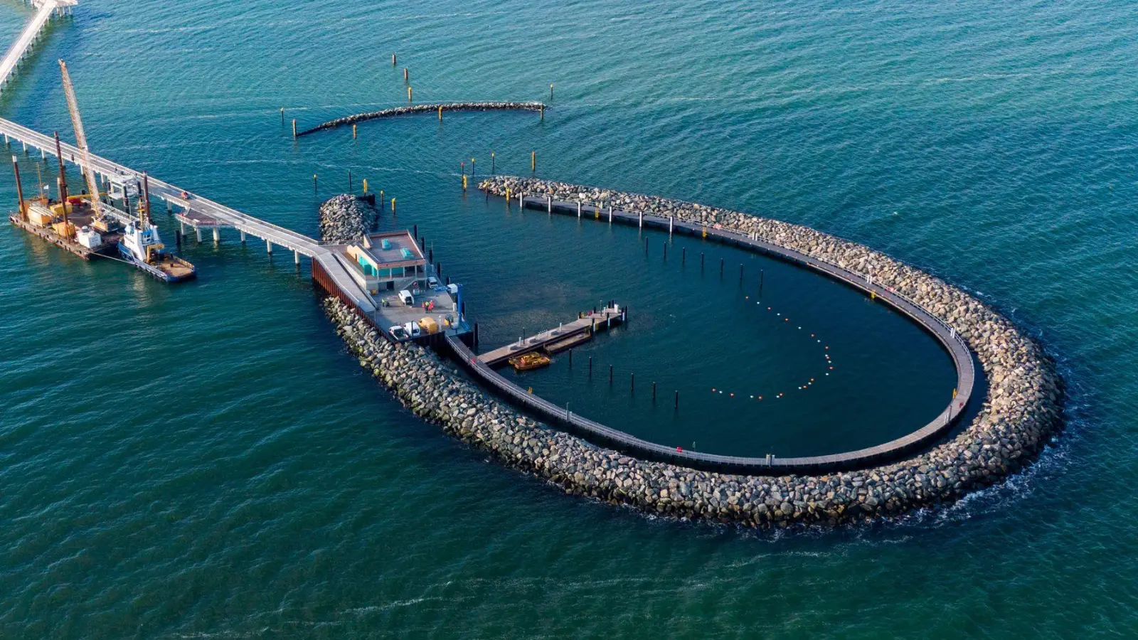 Rekordverdächtig: Die Seebrücke Prerow soll mit rund 720 Metern die längste Seebrücke im Ostseeraum sein. (Foto: Stefan Sauer/dpa)