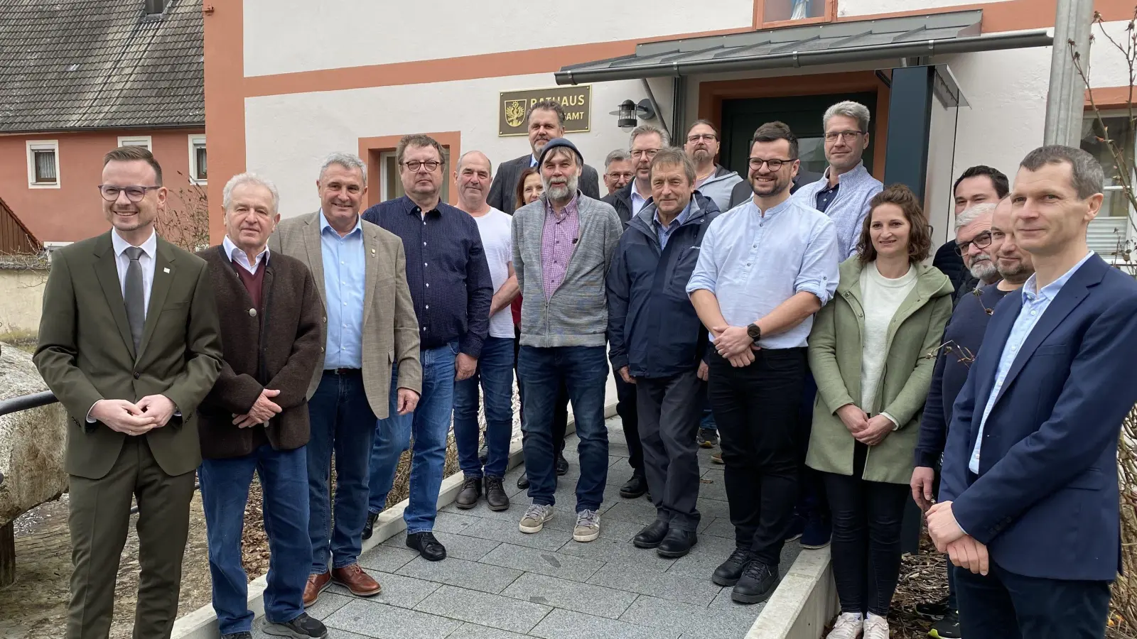 Eine Delegation aus der Gemeinde Dolni Dunajovice war jetzt zu Besuch in Arberg (von links): Bezirkstagspräsident Peter Daniel Forster, Professor Armin Scherb, Bürgermeister Näglein und sein tschechischer Kollege Sarosta Josef Hasnik sowie der Beauftrage des Bezirks Südmähren, Martin Kopecky (rechts), im Rahmen des Empfangs vor dem Rathaus. (Foto: Walter Oberhäußer)