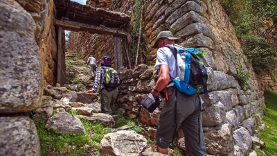 Die Festung Kuélap liegt im Herzen der Amazonas-Region in Peru und kann nach längerer Restaurierung jetzt wieder erklommen werden. (Foto: A.Bryce/Promperú/dpa-tmn)