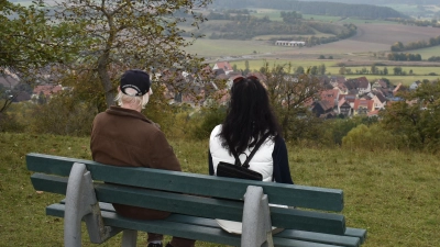 An Bänken wie dieser auf dem Kolmberg könnte man eine der QR-Erzählstationen errichten. Dann wäre es möglich, nicht nur die Aussicht zu genießen, sondern auch interessanten Geschichten zu lauschen. (Foto: Ute Niephaus)