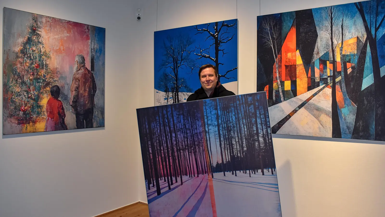 Winterliche und weihnachtliche Motive, die von Systemen Künstlicher Intelligenz (KI) geschaffen wurden, sind noch bis kommenden Sonntag im Fränkischen Museum in Feuchtwangen zu sehen. Wie Interims-Museumsleiter Dr. Reinhard Reck ankündigte, folgen in diesem Jahr noch die Ausstellungen „Frühling in KI“ und „Sommer in KI“. (Foto: Stadt Feuchtwangen/Rebecca Weber)