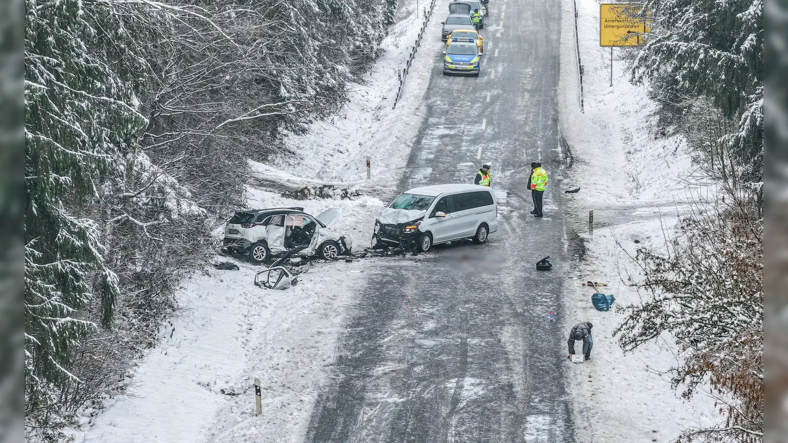 Ein Unfall mit zwei Toten ereignet sich  im Landkreis Dingolfing-Landau. (Foto: Jason Tschepljakow/dpa)