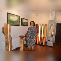 Die Leiterin der Kleinen Galerie, Monika Hofecker, vor den Objekten der Holz- und Lichtkunst von Steffen Hufnagl (Foto: Peter Tippl)