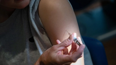 Die Ständige Impfkommission empfiehlt deshalb eine Impfung für alle Mädchen und Jungen zwischen 9 und 14 Jahren. (Symbolbild) (Foto: Stefan Puchner/dpa)