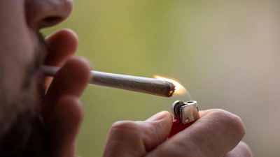 Der 20-Jährige wirkte auf die Beamten erkennbar bekifft. (Symbolbild) (Foto: Hannes P Albert/dpa)