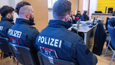 Laut Anklage überwältigten vier Männer am 17. August 2024 einen Mitarbeiter des BKH Straubing, um die Öffnung der Pforte zu erzwingen. (Foto: Armin Weigel/dpa)