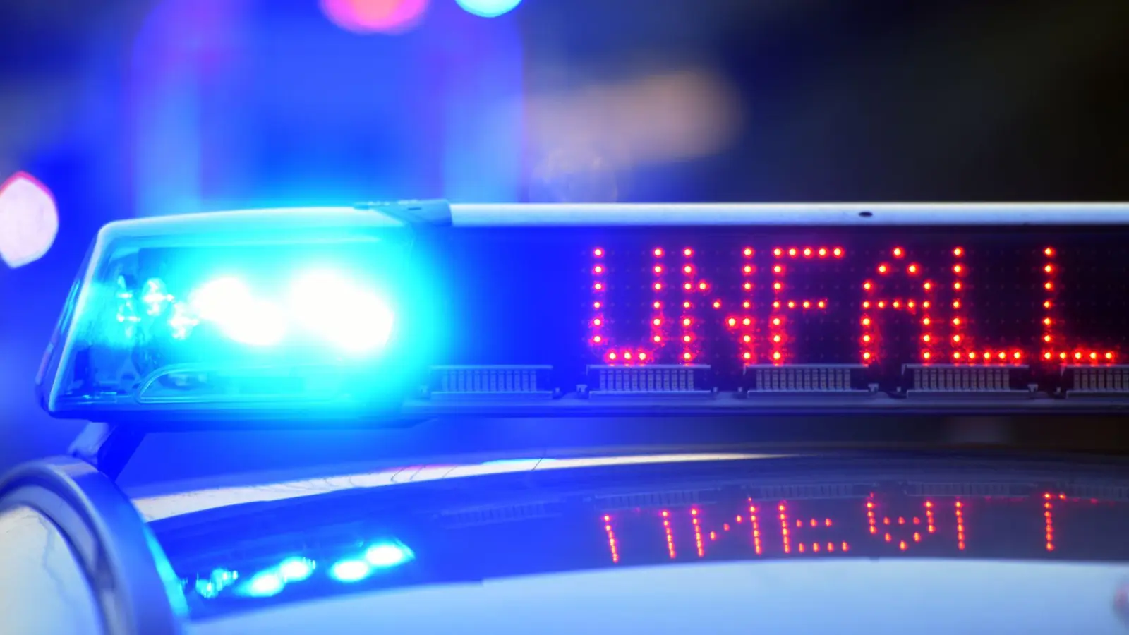 Ein Lkw ist am Donnerstag in Dorfgütingen gegen ein Auto gestoßen. Die Polizei konnte den Fahrer trotz Weiterfahrt auf der A6 ausfindig machen. (Symbolbild: Stefan Puchner/dpa)