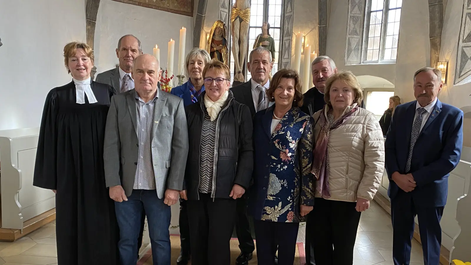 Pfarrerin Klemm-Konrad feierte in Sinbronn mit den Jubilarinnen und Jubilaren deren Goldene Konfirmation. (Foto: Gerlinde Piott)