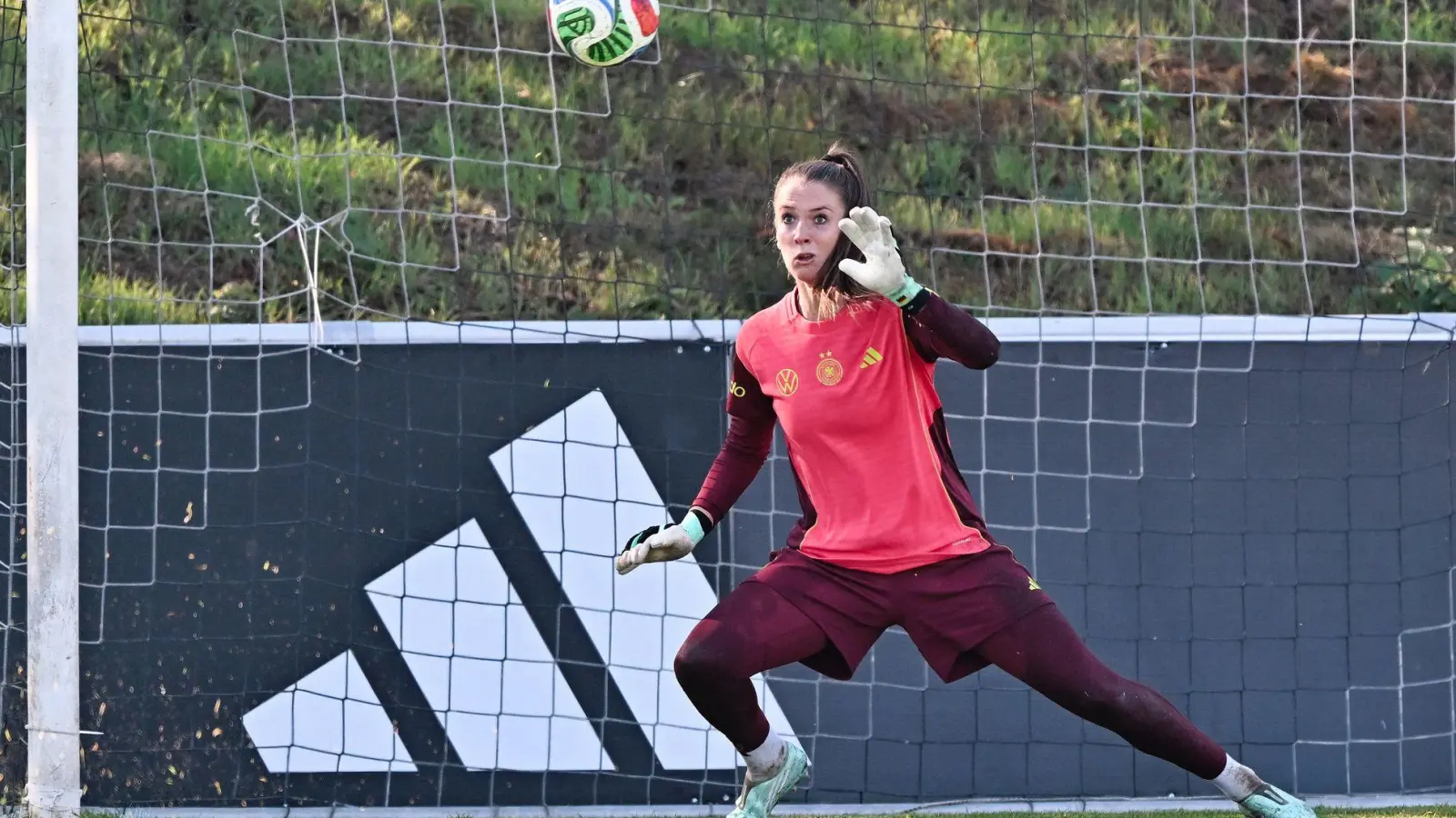 Herausforderin im Tor der DFB-Auswahl: Ena Mahmutovic. (Foto: Uwe Anspach/dpa)