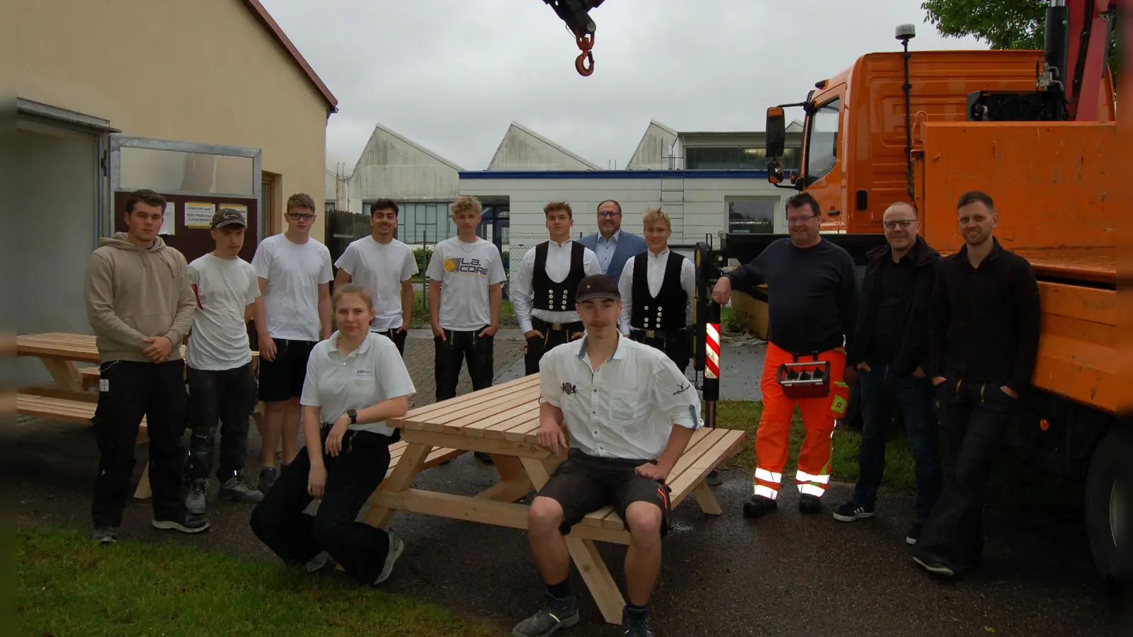 Die Sitzgruppen, die angehende Zimmerer in der Lehrwerkstatt in Dinkelsbühl angefertigt haben, wurden jetzt auf einen Lastwagen geladen. Unser Foto zeigt die jungen Leute zusammen mit Christopher Beckler und Ulrich Sperrle vom Staatlichen Beruflichen Schulzentrum sowie mit Holger Wenderlein vom Wassertrüdinger Bauhof (von rechts) und Rektor Jochen Reuter von der Mittelschule in Wassertrüdingen (im Hintergrund). (Foto: Markus Weinzierl)