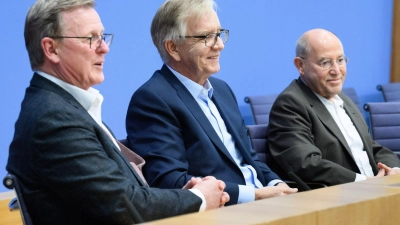 In der Bundespressekonferenz zeigten sich die künftigen Direktkandidaten Bodo Ramelow, Dietmar Bartsch und Gregor Gysi recht siegesgewiss. (Foto: Bernd von Jutrczenka/dpa)