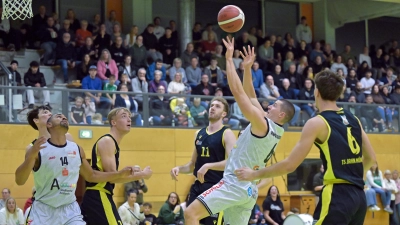 David Kurpiela (am Ball, hier im Heimspiel gegen TS Jahn München) durfte sich in Unterhaching als Matchwinner feiern lassen. Sein letzter Wurf saß zum 88:87-Sieg. (Foto: Martin Rügner)