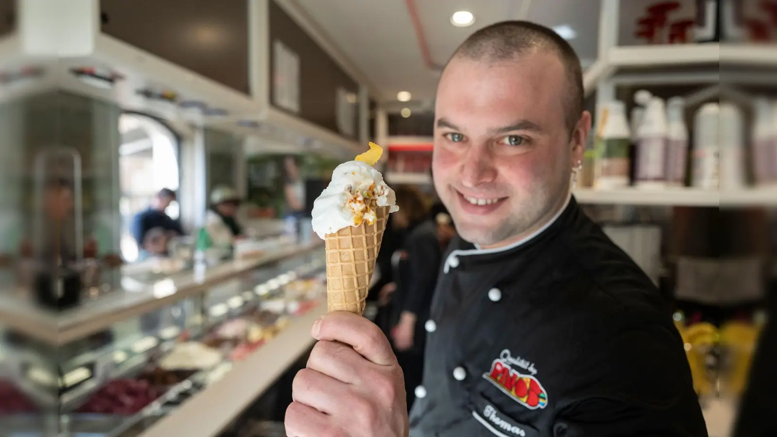 Gelatiere Thomas Micolino mit seinem Kamelmilch-Eis.  (Foto: Marijan Murat/dpa)