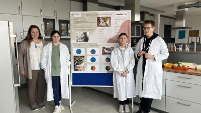 Betreuerin Ingrid Tittel präsentiert das Plakat für das Forscherprojekt des Kräutereises, mit den Schülern Emilia Eitel, Julian Kwiatkowski und Clemens Brehm (von links). Es fehlt Ciara Senft. (Foto: Antonia Hoppert)