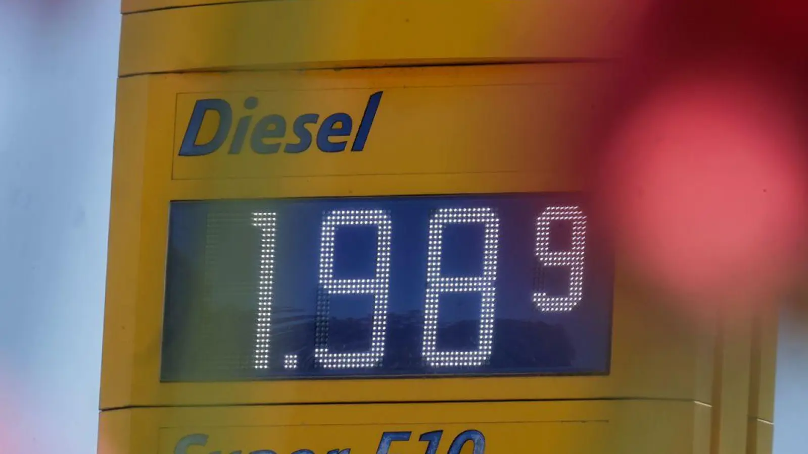 Zum ersten Mal seit Anfang März hat Diesel im bundesweiten Tagesdurchschnitt wieder weniger als 2 Euro gekostet. (Archivbild) (Foto: Thomas Warnack/dpa)