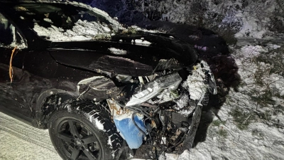 So sieht ein Auto aus, das mit den durch den Schnee fast unsichtbaren Bäumen kollidiert ist, die auf diverse Fahrbahnen im Landkreis gestürzt sind. Dieses Foto entstand nördlich von Ullstadt.  (Foto: Patrick Lauer)
