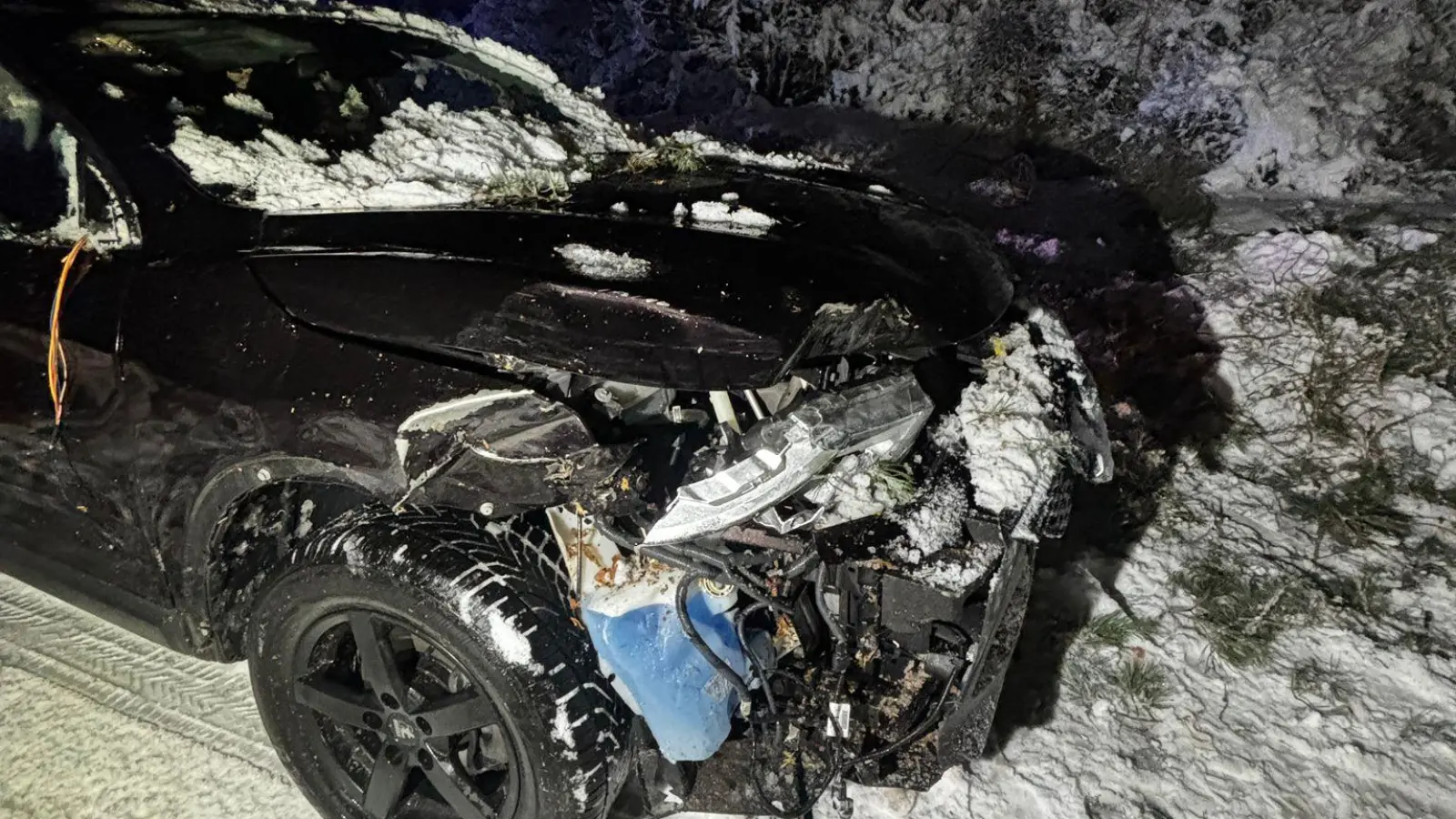 So sieht ein Auto aus, das mit den durch den Schnee fast unsichtbaren Bäumen kollidiert ist, die auf diverse Fahrbahnen im Landkreis gestürzt sind. Dieses Foto entstand nördlich von Ullstadt.  (Foto: Patrick Lauer)