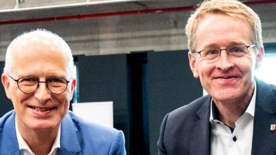 Wollen Olympia in den Norden holen: Hamburgs Bürgermeister Peter Tschentscher (SPD, l) und Schleswig-Holsteins Ministerpräsident Daniel Günther (CDU).  (Foto: Daniel Bockwoldt/dpa)