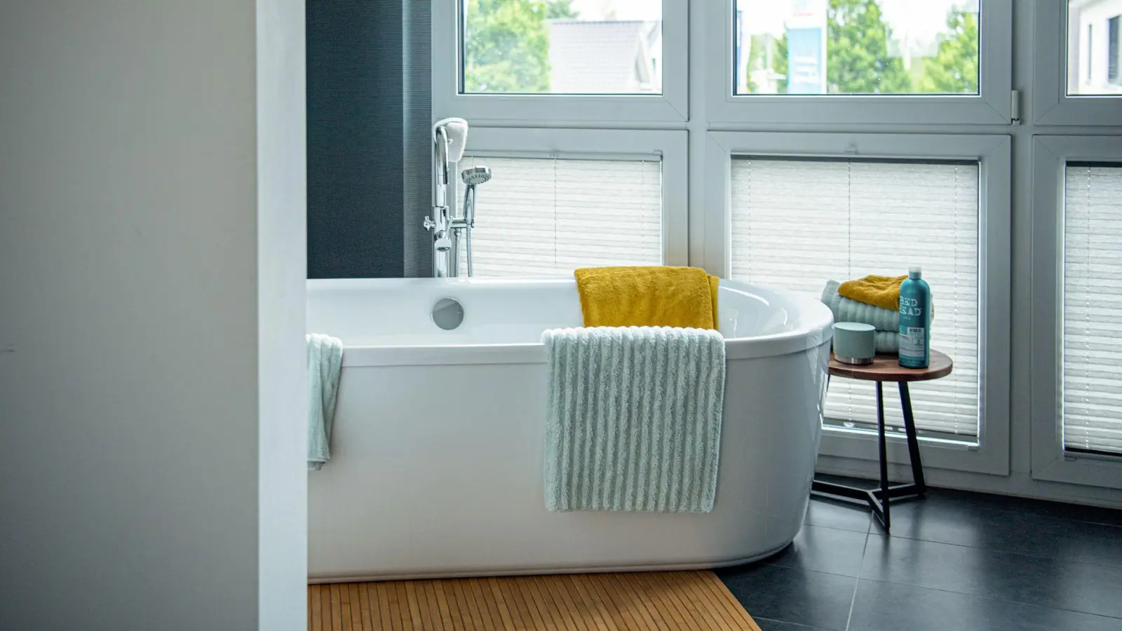 Eine Trennung „unter einem Dach“ setzt voraus, dass die Lebensbereiche konsequent getrennt werden. Das passiert nicht, wenn man sich das Bad teilt, urteilte nun ein Gericht.  (Foto: Laura Ludwig/dpa-tmn)