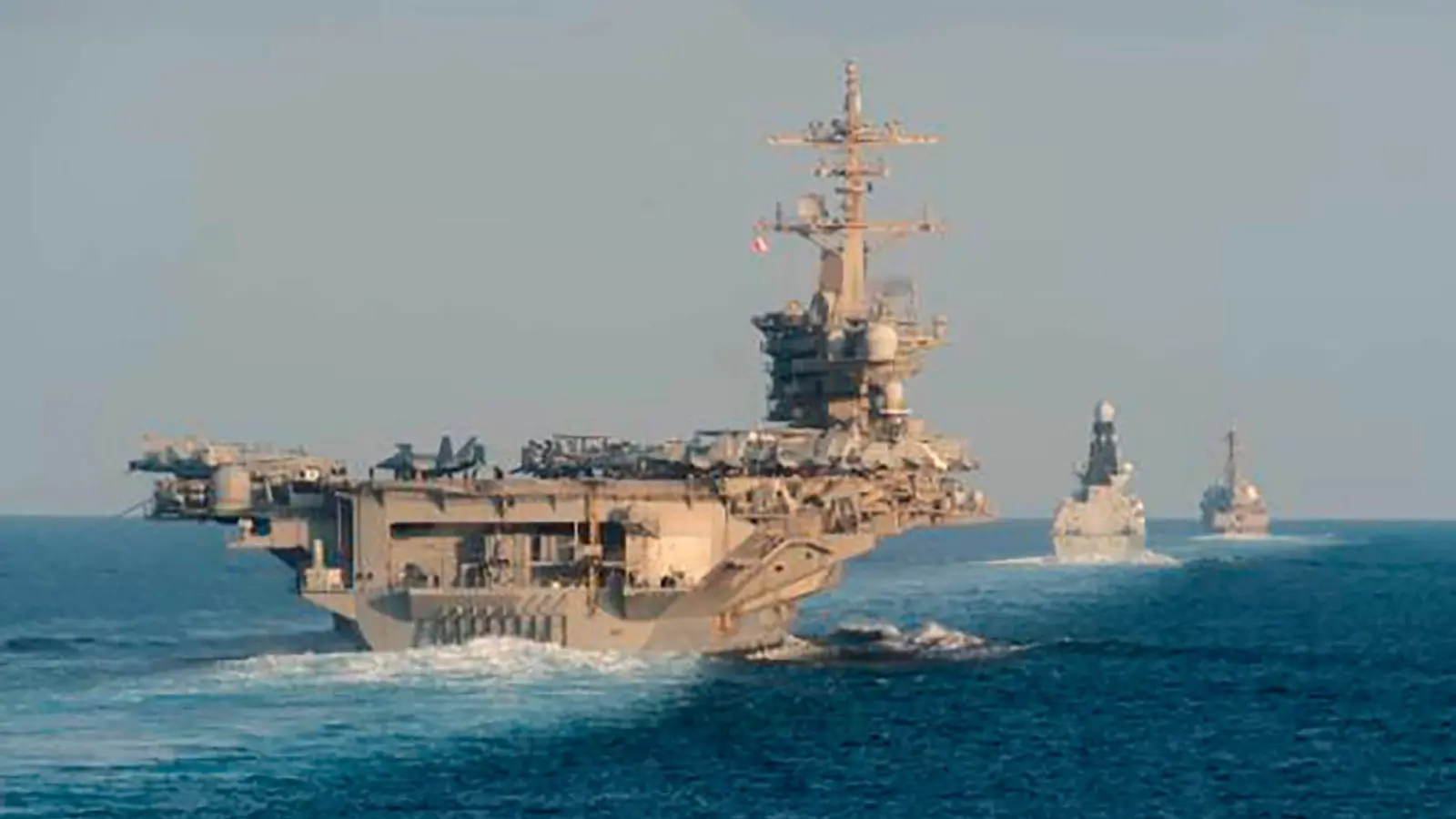 Mit dem US-Flugzeugträger USS Abraham Lincoln (vorn links) haben die USA bereits Anfang des Jahres ihre Präsenz im Nahen Osten verstärkt. (Archivbild) (Foto: Zachary Pearson/U.S. Navy via AP/dpa)