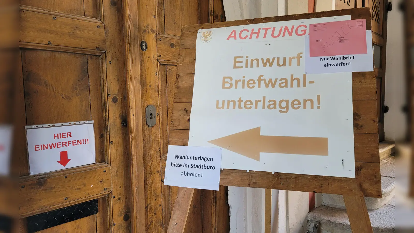 Wer auf Nummer sicher gehen will, kann seine ausgefüllten Briefwahlunterlagen direkt am Rathaus einwerfen, so wie es beispielsweise in Bad Windsheim im Jahr 2023 im Zuge der Landtags- und Bezirkswahl möglich war. (Archivfoto: Nina Daebel)