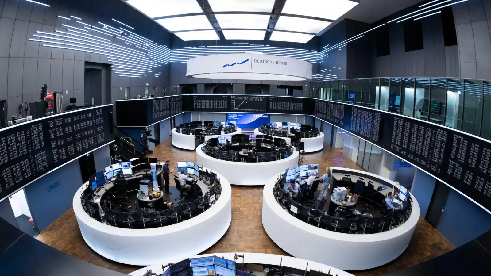 Handelsraum in Frankfurt: Reihenweise börsennotierte Firmen müssen ihre Gewinnziele korrigieren. (Archivbild) (Foto: Boris Roessler/dpa)