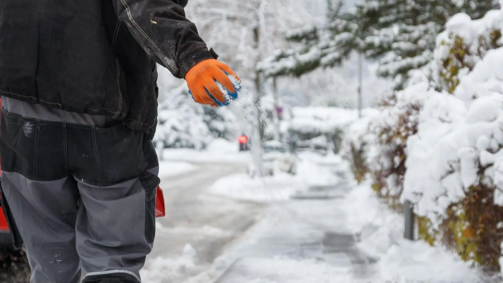 Schnee und Glätte auf Gehwegen verpflichten Eigentümer und oft auch Mieter zum Räumen und Streuen. (Foto: Friso Gentsch/dpa/dpa-tmn)