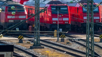 Die Sanierung der Bahnstrecke München–Rosenheim soll in mehreren Etappen stattfinden. (Symbolbild) (Foto: Peter Kneffel/dpa)