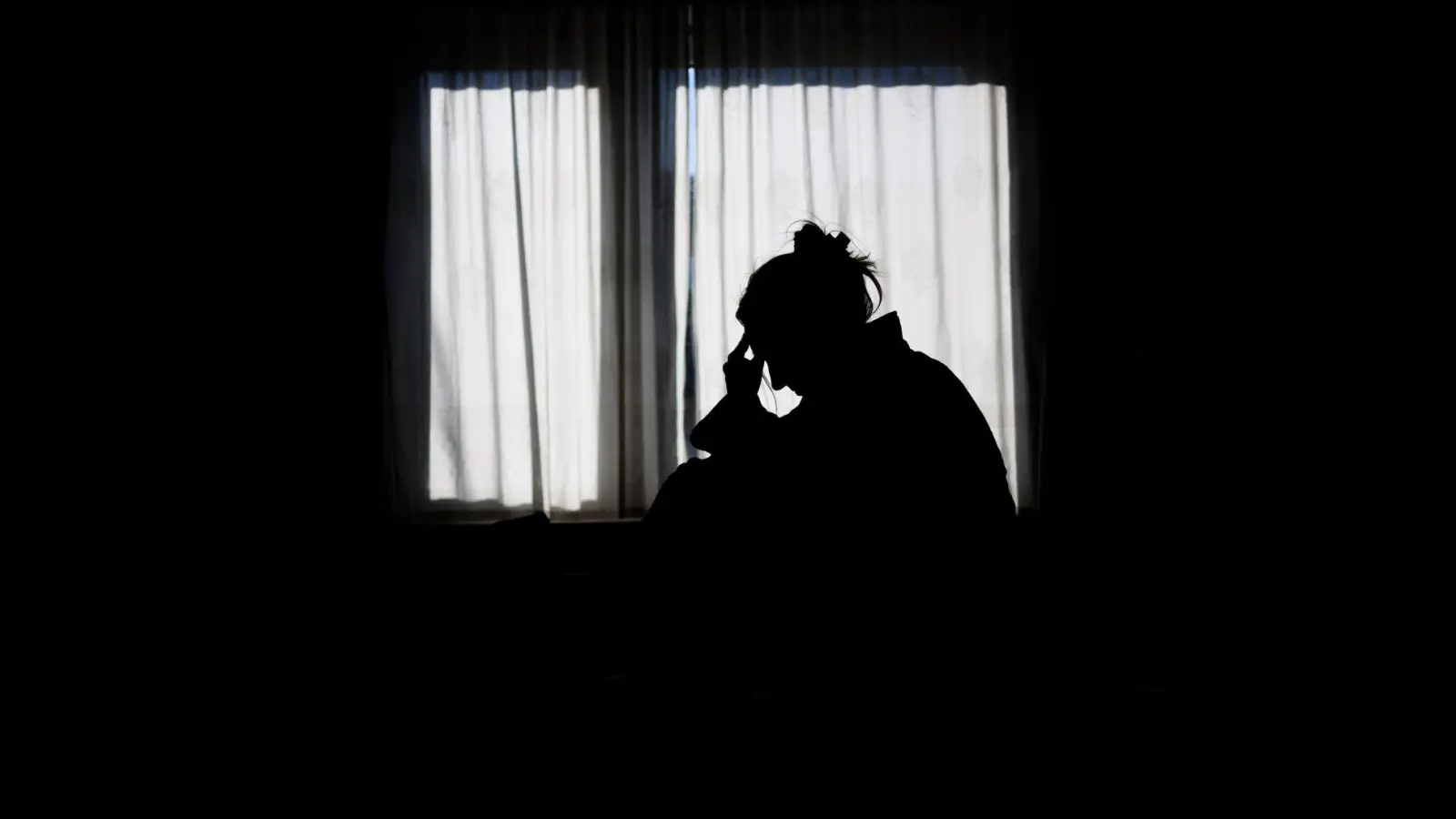 Einsamkeit ist ein häufiger Anlass für Anrufe bei der Telefonseelsorge. (Symbolbild) (Foto: Julian Stratenschulte/dpa)