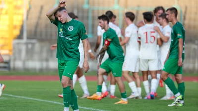 Einen gebrauchten Tag hatten die Ansbacher (links Riko Manz) in Augsburg, während beim FC alles klappte. (Foto: Klaus Rainer Krieger)