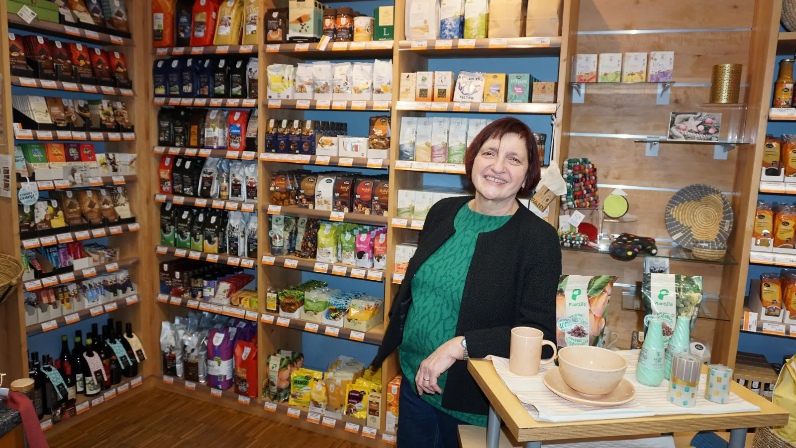 Mit viel Herzblut engagiert sich Gabriele Wald-Hauf für ihren Weltladen in Neustadt. (Foto: Andrea Walke)