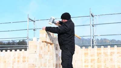 Wie Lego-Steine werden bei dem Umbau des alten Rathauses in Schalkhausen die Komponente für die neuen Wände aufeinander gesteckt.  (Foto: Luca Paul)