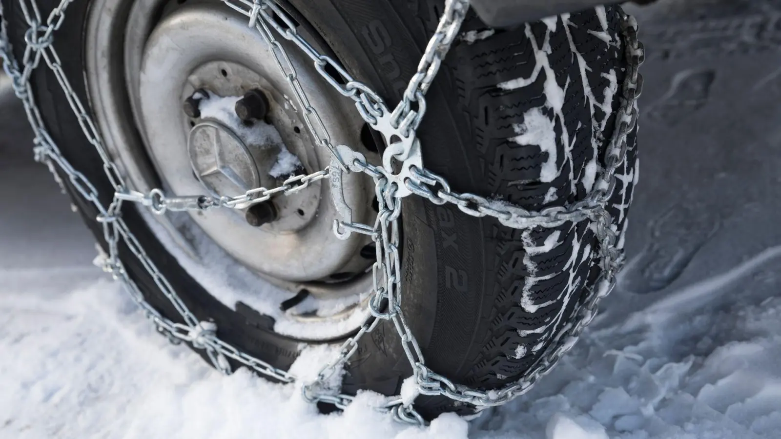 Aufziehen am besten vorher üben: Auf schneebedeckten Straßen können Schneeketten nützlich sein - sie sind aber kein Ersatz für Winterreifen. (Foto: Florian Schuh/dpa-tmn)