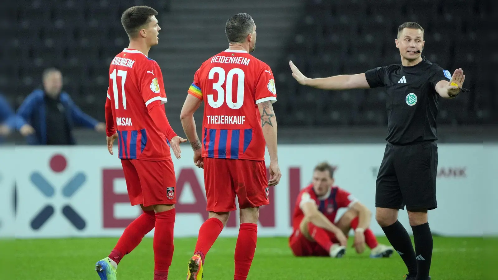 Hoffenheims Spieler ärgern sich über Schiedsrichter Robert Kampka. (Foto: Soeren Stache/dpa)