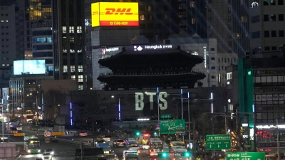 Das Zentrum Seouls verwandelt sich in eine riesige Outdoor-Bühne. (Foto: Ahn Young-joon/AP/dpa)