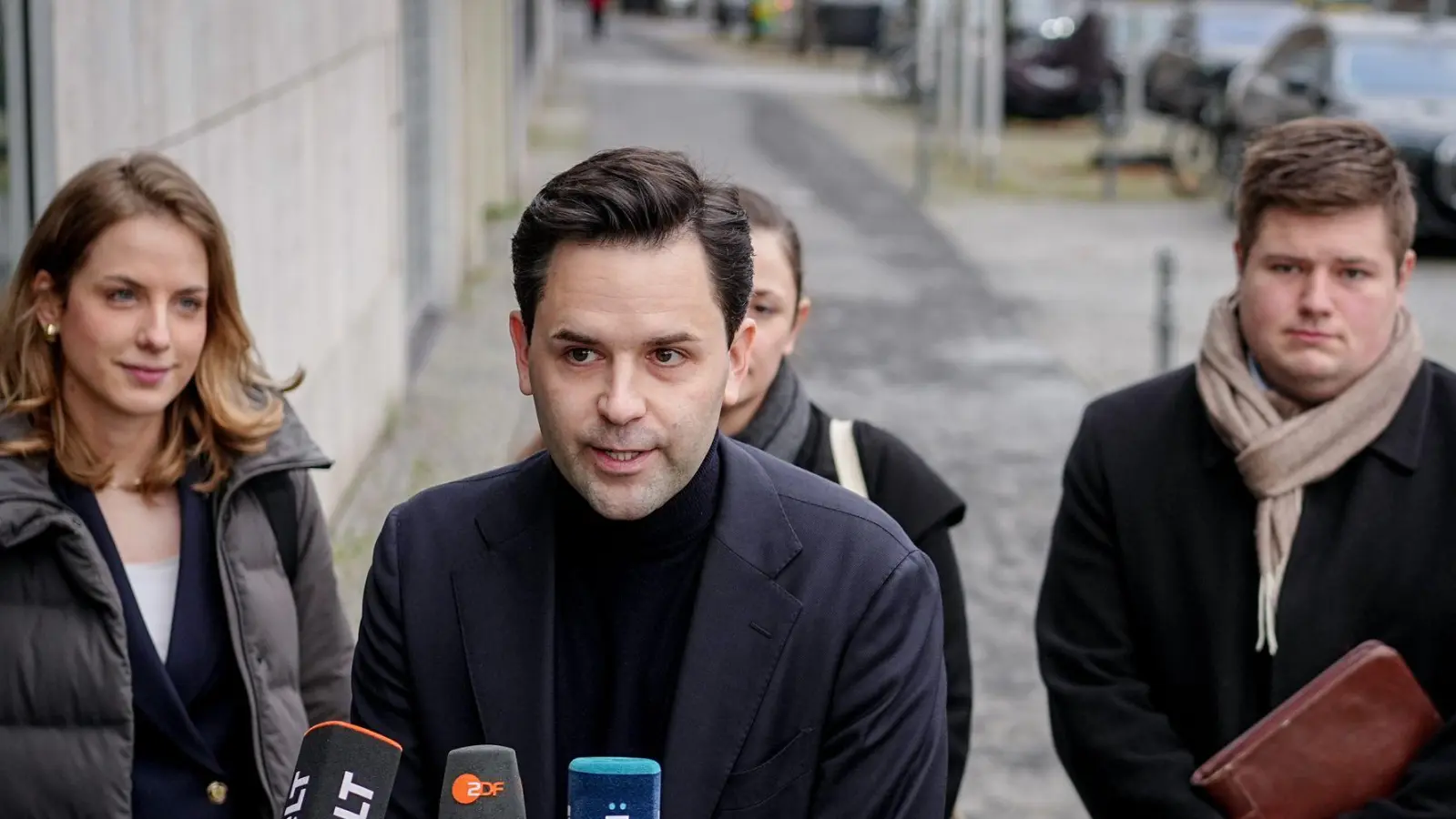 JU-Chef Johannes Winkel will bei der Abstimmung über das umstrittene Rentenpaket der Koalition mit Nein stimmen. Doch in einer Erklärung halten sich die jungen „Renten-Rebellen“ in der Union eine Hintertür offen. (Foto: Kay Nietfeld/dpa)