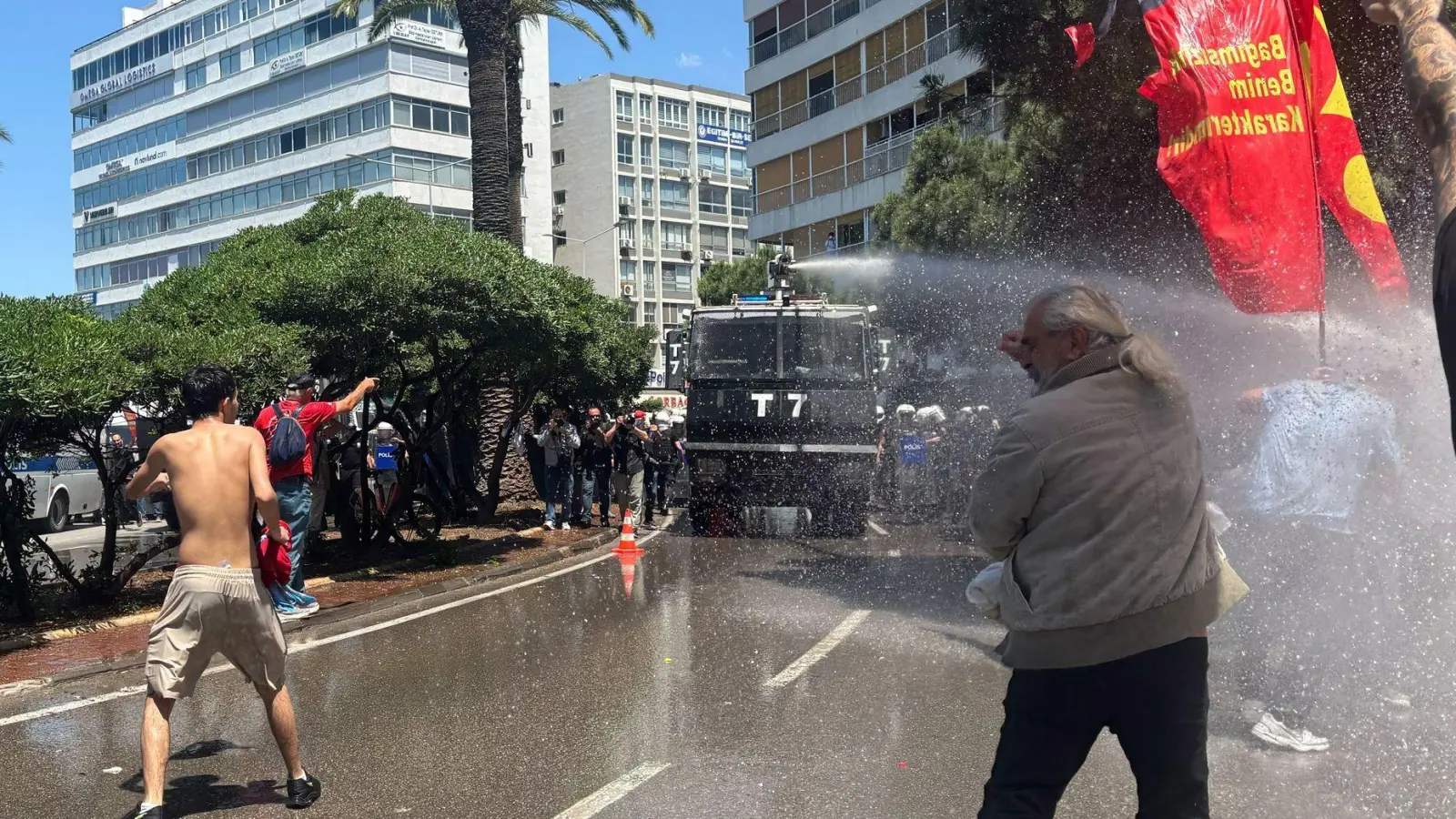 Die Polizei setzt Wasserwerfer gegen Demonstranten ein.  (Foto: Mirjam Schmitt/dpa)