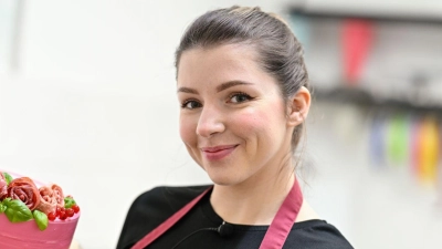 Anna Burkhardt aus Mannheim stellt Wursttorten her - auf Wunsch auch mit Salamirosen und Basilikumblättern. (Foto: Uwe Anspach/dpa)