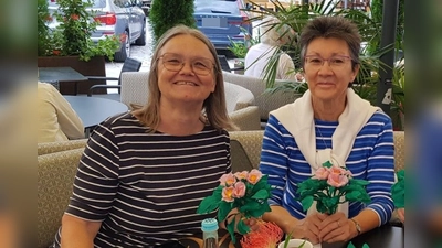 Heidi Fäller (links) und Cécile Guillevic feierten das 50-jährige Jubiläum des Schüleraustausches zwischen dem Gymnasium Dinkelsbühl und dem Lycée Guérande. (Foto: Friedrich Zinnecker)