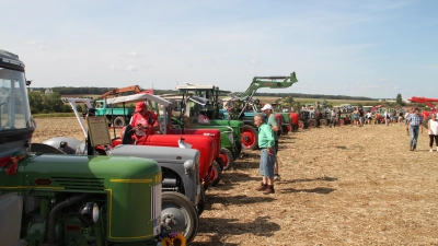 Zahlreiche Oldtimer wurden in Neuherberg zur Schau gestellt. (Foto: Hans-Bernd Glanz)