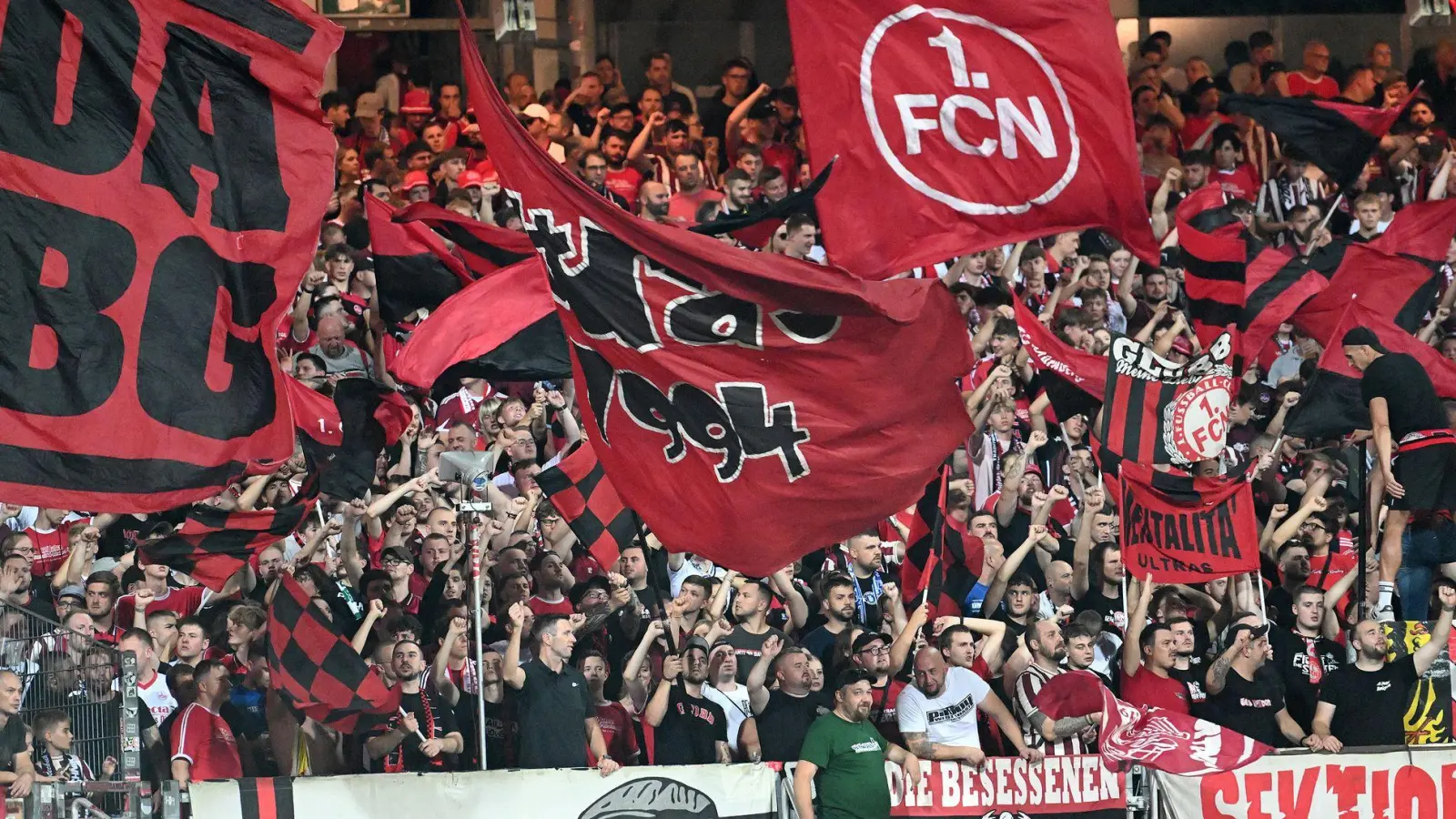 Die Fans des 1. FC Nürnberg erleben in dieser Saison endlich wieder ein Hoch. (Archivbild) (Foto: Jens Niering/dpa)