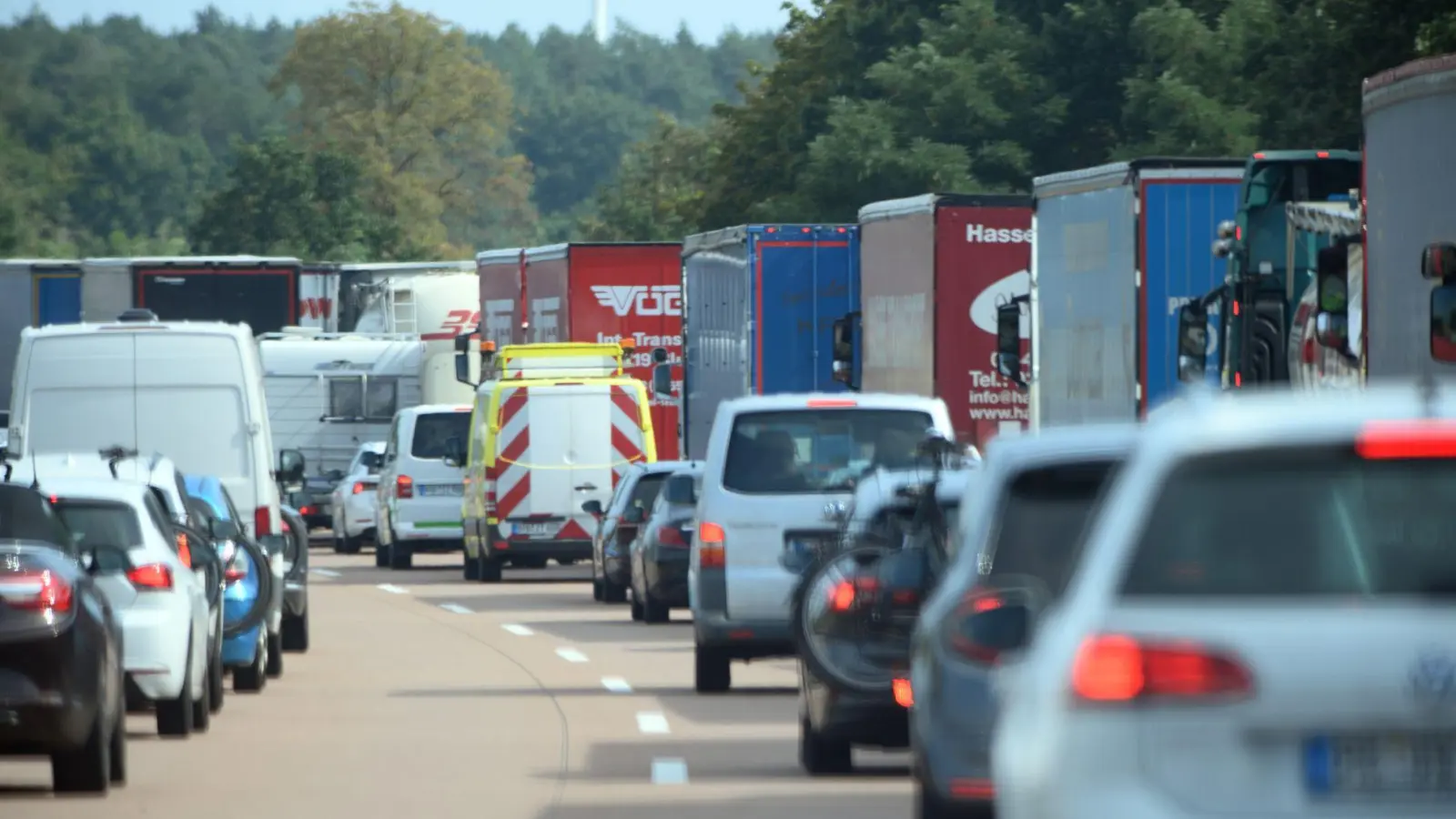 So geht´s richtig: Alle Fahrzeuge auf der linken Spur fahren an den linken Fahrbandrand und die Fahrzeuge auf allen rechts daneben liegenden Spuren weichen nach rechts aus. (Foto: Soeren Stache/dpa-Zentralbild/dpa-tmn)