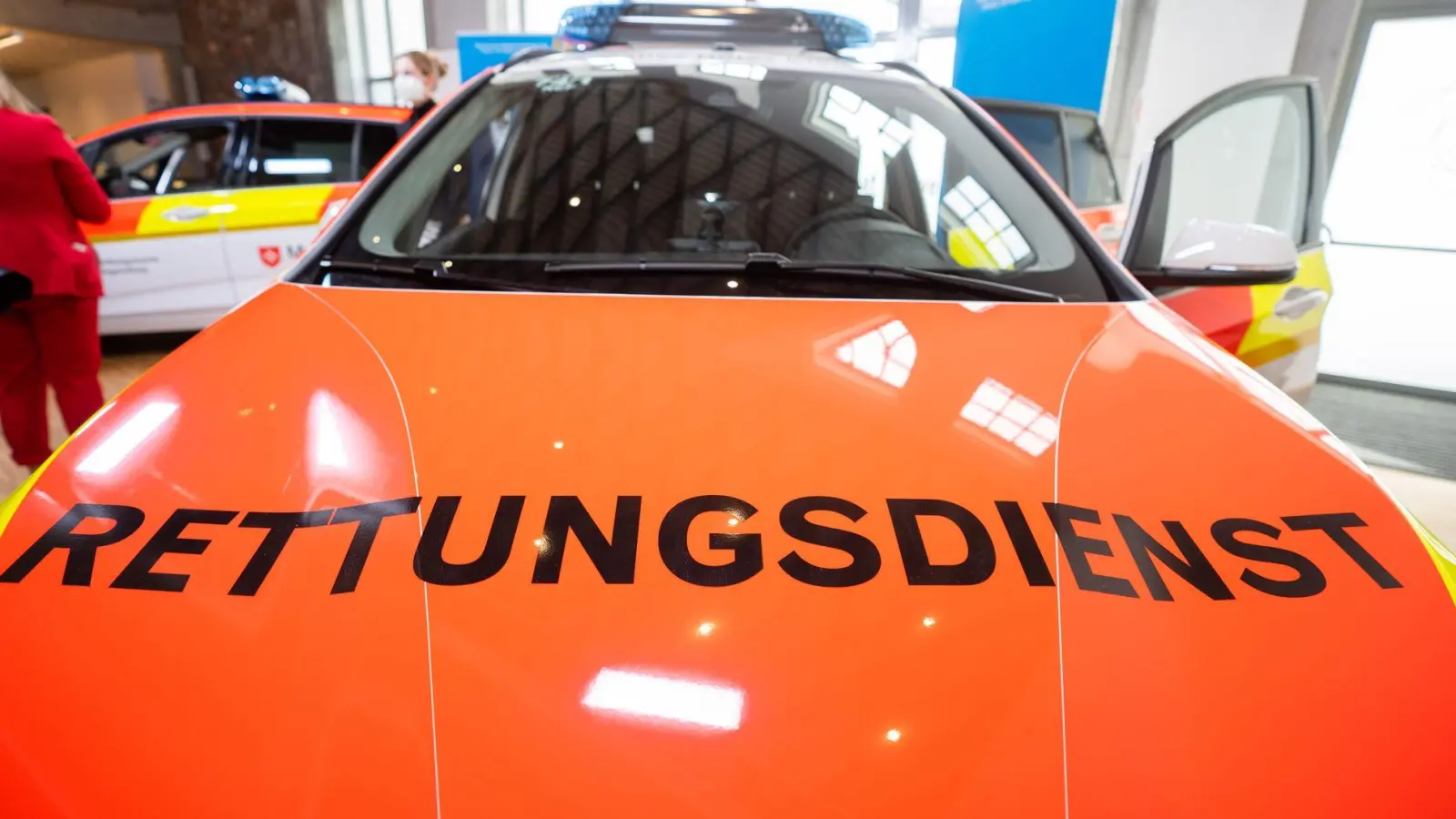 Wenn nicht gleich ein Rettungswagen nötig ist, kommt in Bayern jetzt immer öfter ein Rettungseinsatzfahrzeug. (Archivbild) (Foto: Nicolas Armer/dpa)