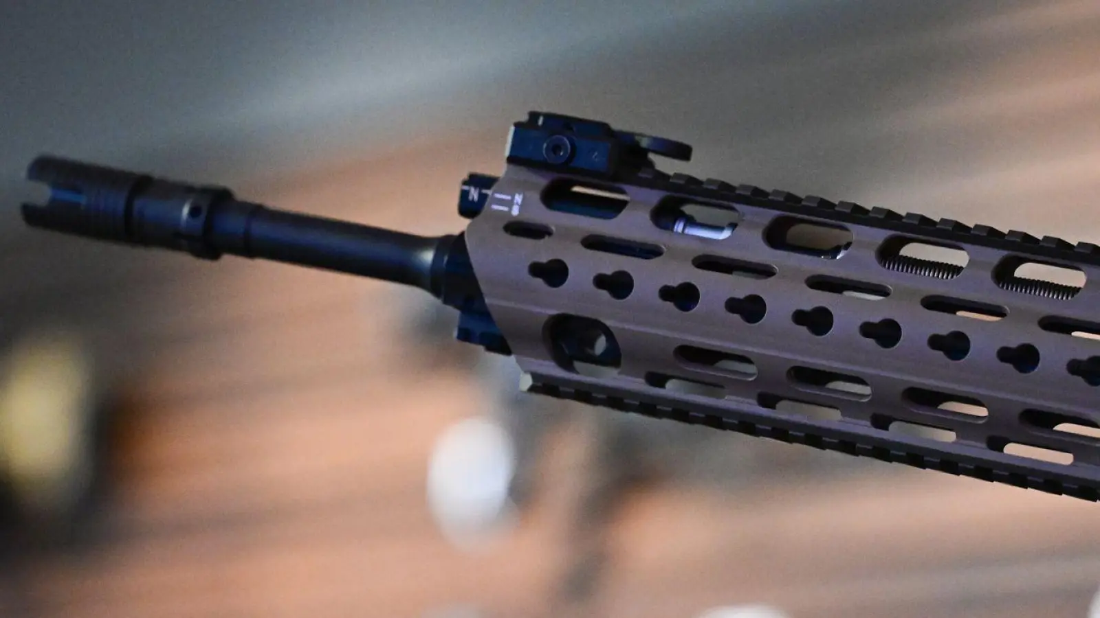 Ein Gewehr von Heckler &amp; Koch in einem Ausstellungsraum der Firma in Oberndorf. (Foto: Bernd Weißbrod/dpa)