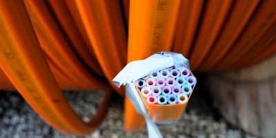 Glasfaser ist derzeit in aller Munde. Doch für Interessenten, die älter als 85 Jahre sind, gibt es bei der Telekom Sonderregeln. (Foto: Simone Hedler)