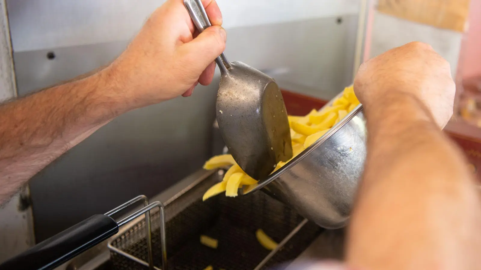 Altes Fett und Öl etwa aus Fritteusen der Gastronomie ist ein begehrtes Diebesgut. (Archivbild) (Foto: Sebastian Gollnow/dpa)