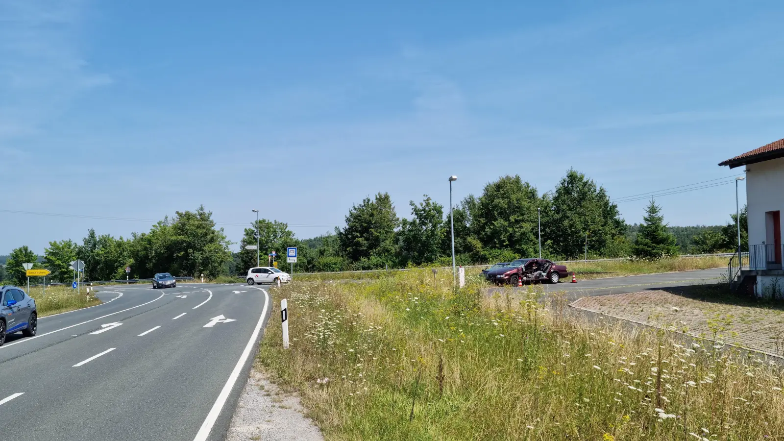 Die Fahrbahn der Staatsstraße zwischen der B8 Emskirchen und Brunn soll im Herbst erneuert werden. Die Gemeinde schließt sich mit den Einmündungen der Ortsstraßen gleich an. (Foto: Rainer Weiskirchen)