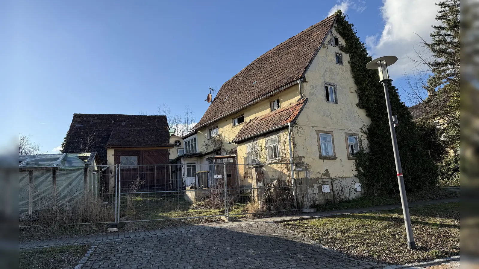 Schlummert seit Jahren verfallend vor sich hin, das Haus Seenheimer Straße 11 in Ergersheim. Nach einer anonymen Anzeige beim Denkmalschutzamt soll es vom zukünftigen Gemeinderat aus seinem Dornröschenschlaf geweckt und saniert werden. (Foto: Sylvia Fehlinger)